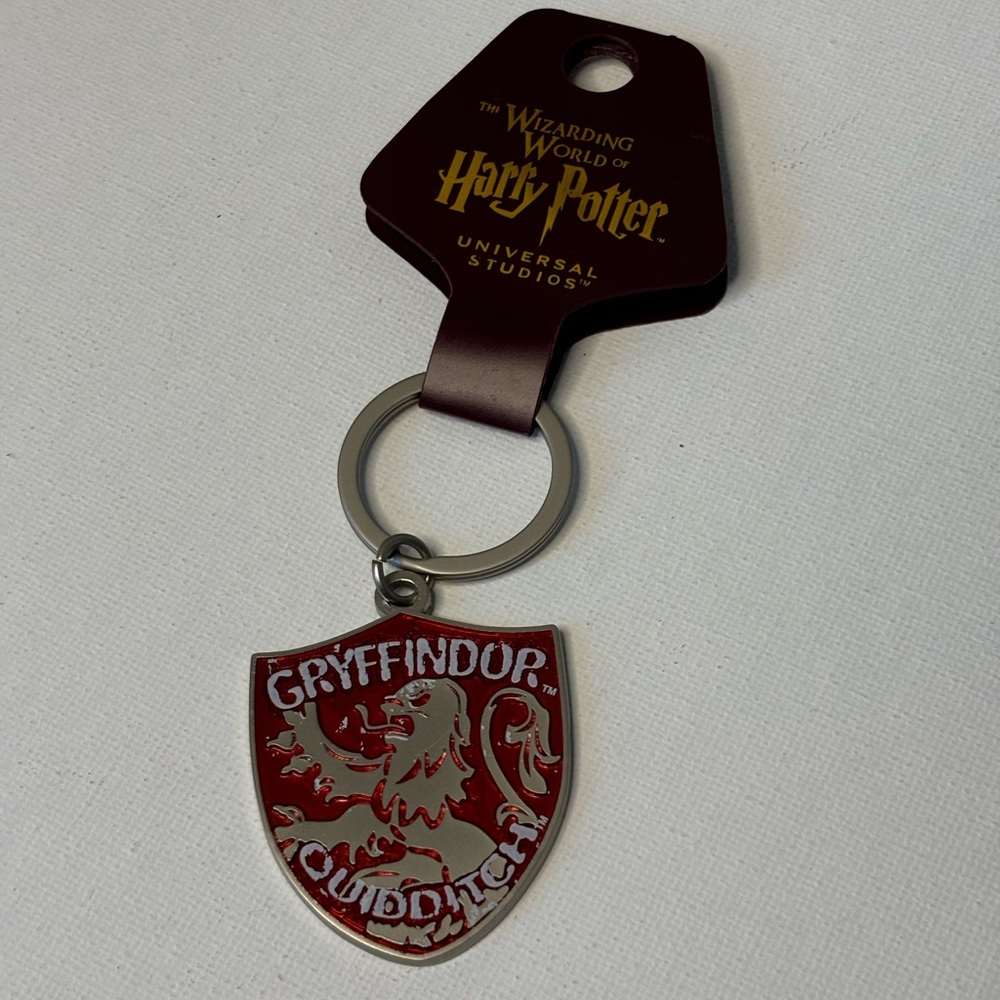 NWT Universal Studios Harry Potter Warner Bros Gryffindor Quidditch Keychain